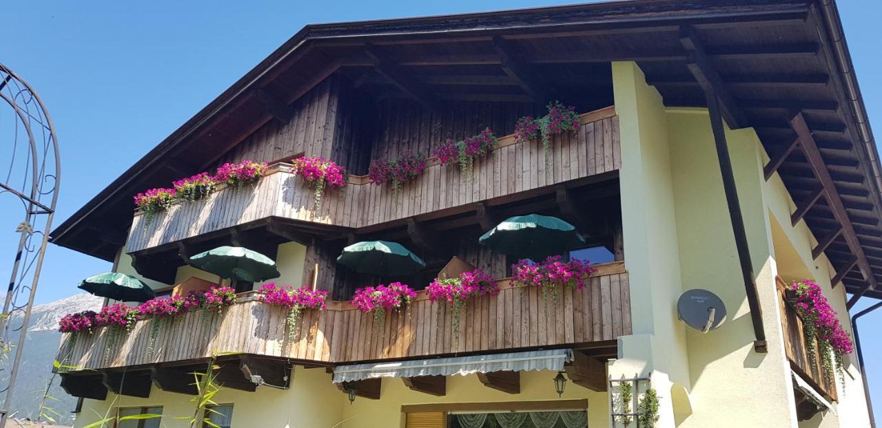 Gaestehaus Schoeneweiss Ehrwald Exteriör bild